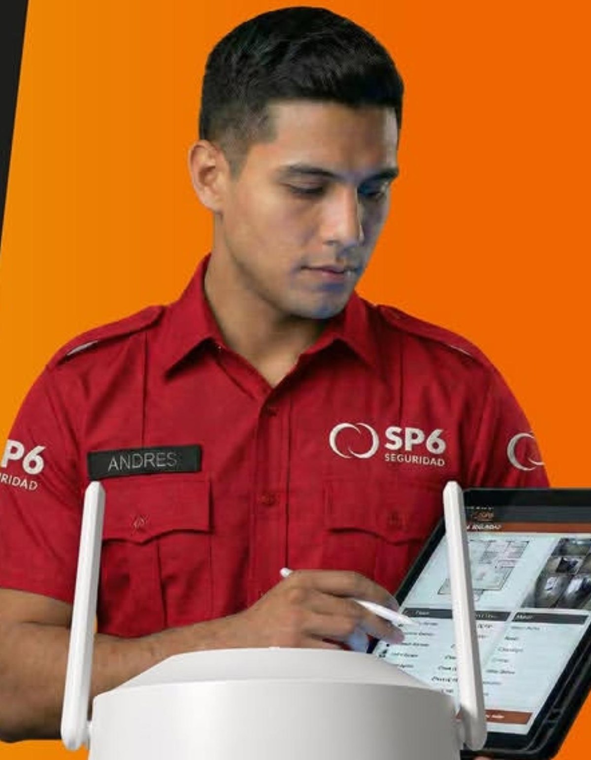 Técnico INSEYCO instalando sistema de seguridad con tablet